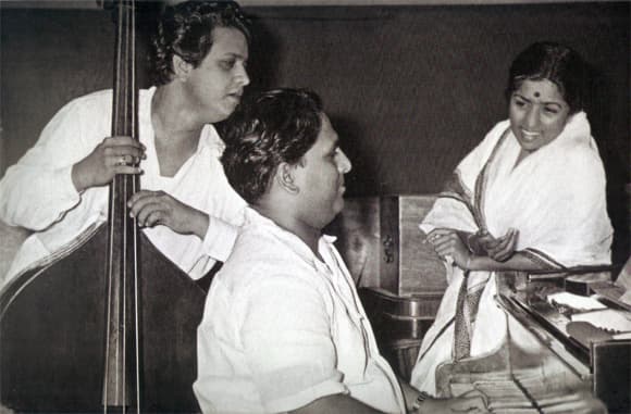 Lata with Shankar Jaikishan (Shankar on the Rt. and Jaikishan on the Lt.)