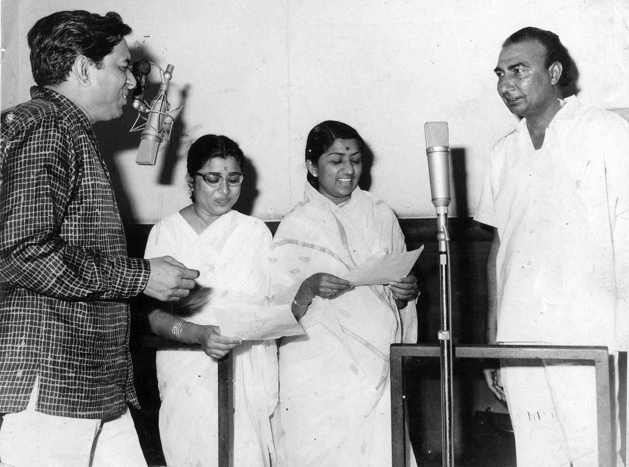Lata with Ravi, Usha Mangeshkar and Sahir Ludhianvi