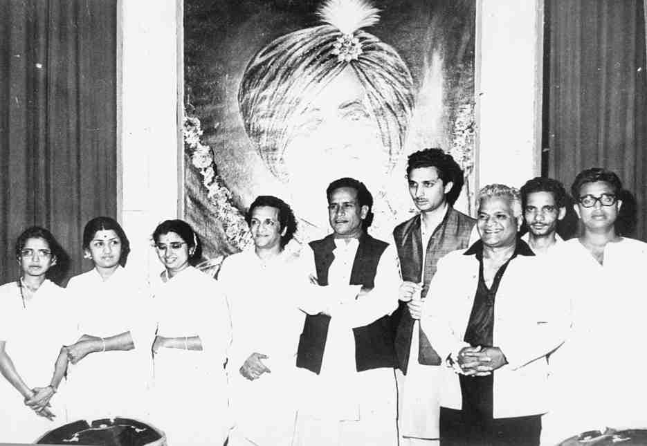 Lata with Meena, Usha, Ravi Shankar, Bhimsen Joshi, Shiv Kumar Sharma, Vasant Desai, Hridaynath
