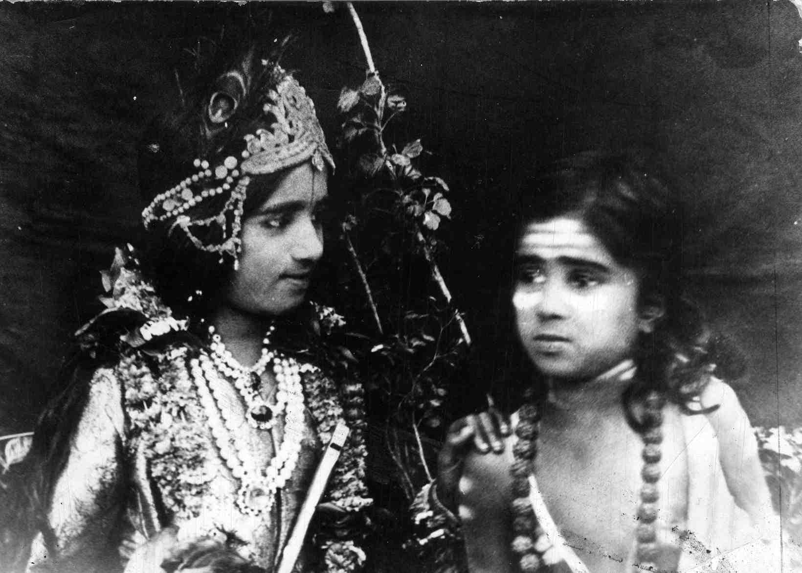 Suno Chhotisi Gudiya Ki Lambi Kahani-7-Lata and Meena in the stage play Gurukul