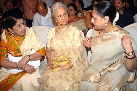 Lata with Waheeda Rehman and Jaya Bhaduri