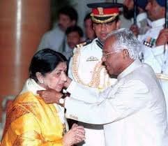 Lata receiving Bharat Ratna from Indian President K.R. Narayananan