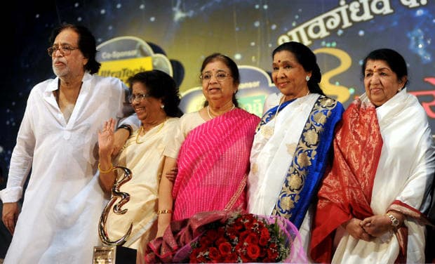 Lata with Hridaynath, Meena, Usha and Asha