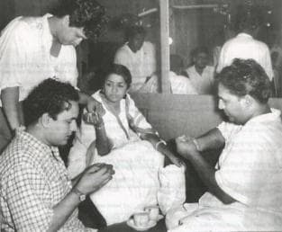 Lata with Mukesh, Jaikishan and Shankar